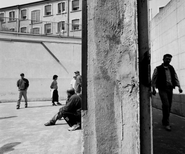 Milano - carcere di San Vittore - ora d' aria, i detenuti camminano nel cortile. (foto Francesco Cocco/Contrasto)