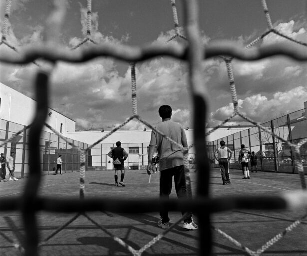 Carcere di Alghero - detenuti giocano a calcio (Foto di Francesco Cocco/Contrasto).