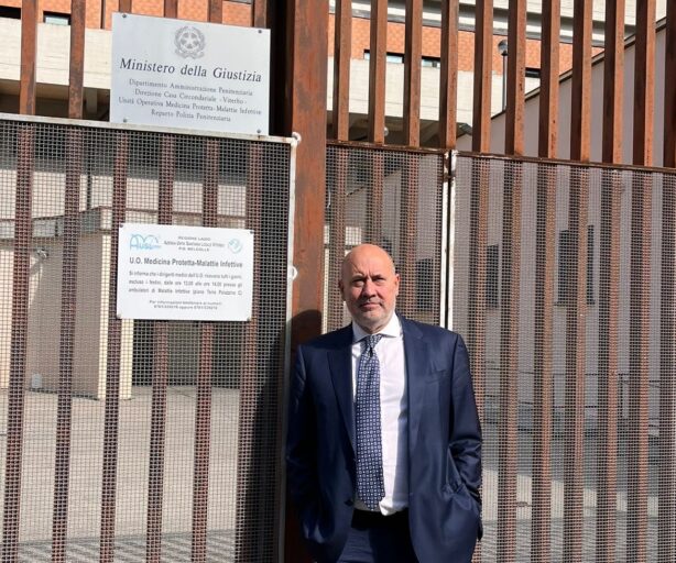 Il Garante Anastasìa all'ingresso del reparto di medicina protetta dell'ospedale Belcolle di Viterbo.