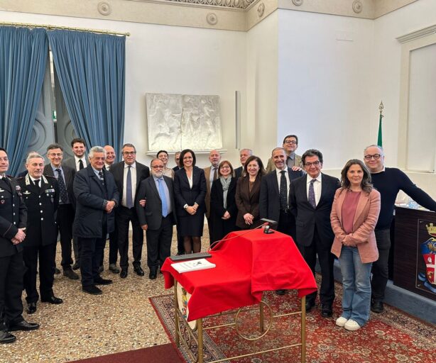 Foto di gruppo al termine dell'incontro tra Garante nazionale e Garanti territoriali.